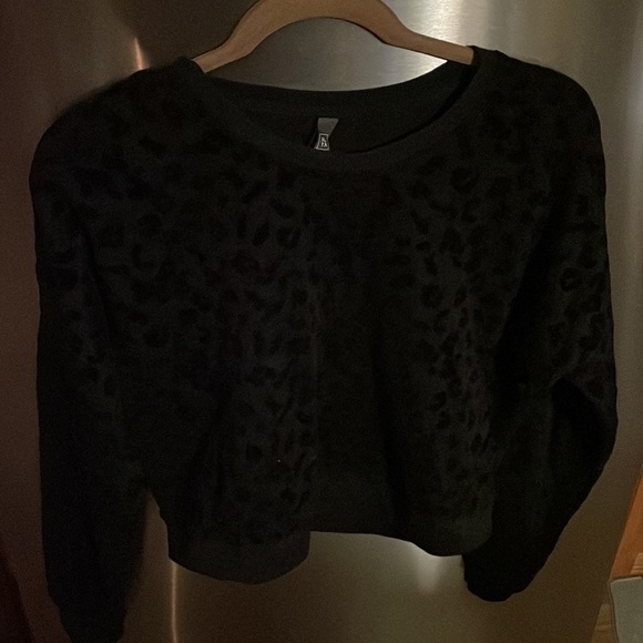 Snow Leopard Sweatshirt 🖤🐆 - Picture 7 of 12